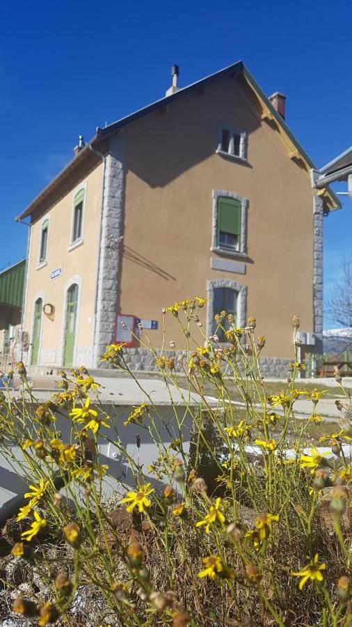 Loft Mansarde Du Train Jaune Avec Vue Sur Les Montagnes Saillagouse Eksteriør bilde