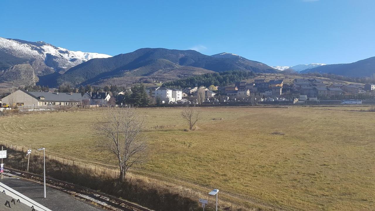 Loft Mansarde Du Train Jaune Avec Vue Sur Les Montagnes Saillagouse Eksteriør bilde